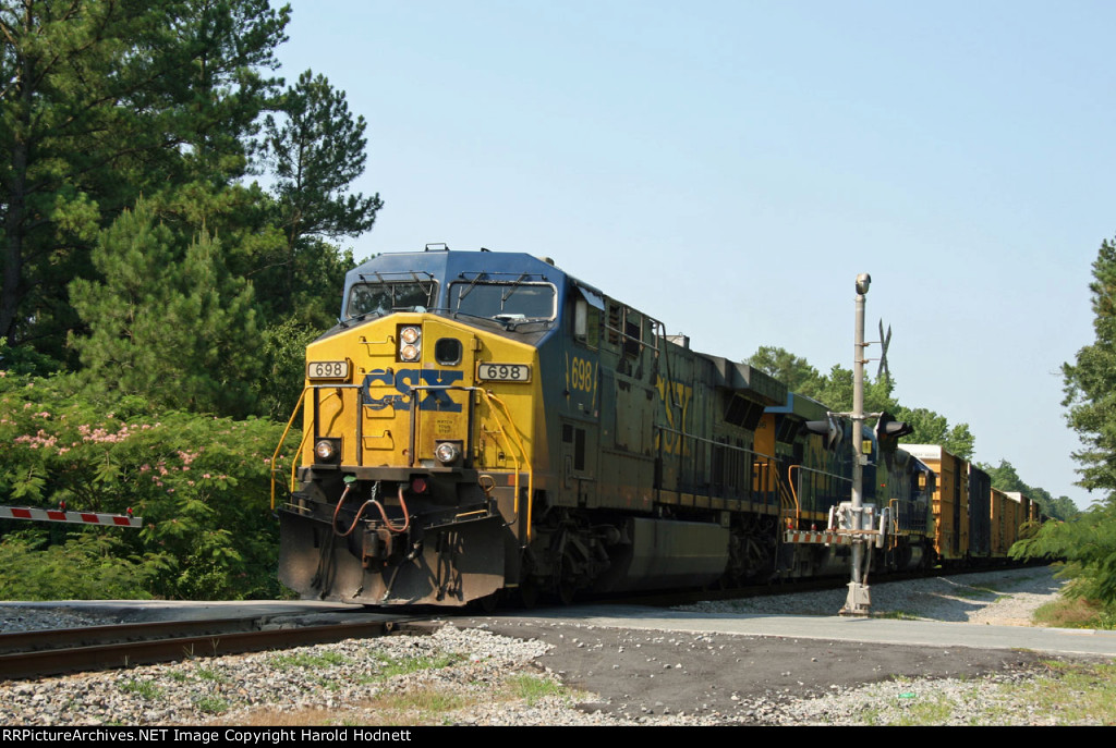 CSX 698 leads a northbound train